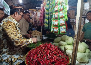 Bupati Cirebon, H. Imron meninjau harga cabai di pasar Cipejeuh, Kabupaten Cirebon
