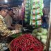 Bupati Cirebon, H. Imron meninjau harga cabai di pasar Cipejeuh, Kabupaten Cirebon