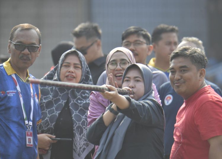 Dalam rangka memeriahkan Hari Ulang Tahun (HUT) ke-78 Kemerdekaan Republik Indonesia Tahun 2023 dan menggelorakan olahraga tradisional di kalangan masyarakat, Kementerian Pemuda dan Olahraga Republik Indonesia (Kemenpora RI) mengelar lomba sumpitan di halaman Kantor Kemenpora, Jakarta, Selasa (15/8) pagi.*(foto:bagus/kemenpora.go.id)