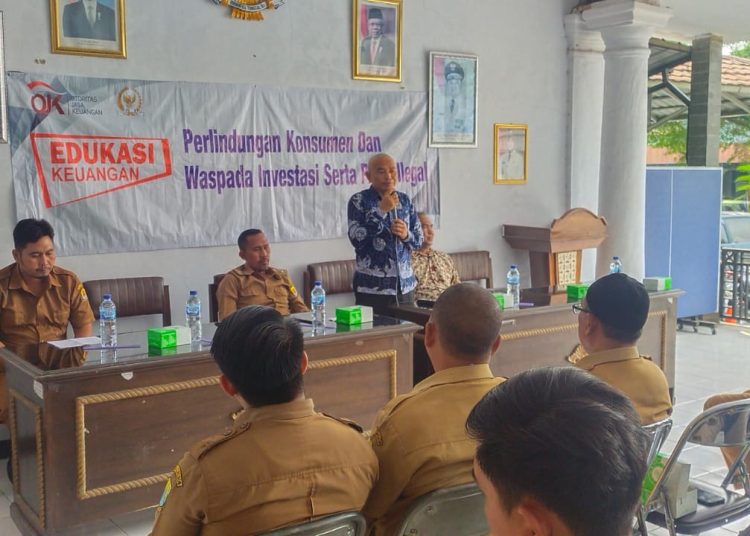 OJK bersama anggota Komisi XI DPR RI H Satori melakukan sosialisasi kepada warga di Desa Bobos Kecamatan Dukupuntang Kabupaten Cirebon, Selasa (25/7/2023)./Dok-H Satori