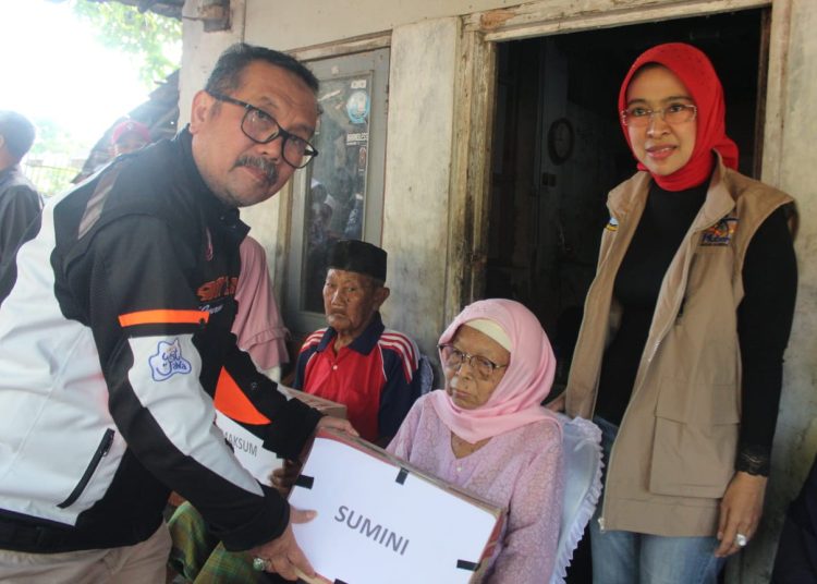 Bupati Cirebon, Imron bersama Wakil Bupati Cirebon Wahyu Tjiptaningsih, saat menyalurkan santunan kepada warga pada agenda Mubeng (mudun bareng) di Kecamatan Kaliwedi, Minggu (30/7/2023).