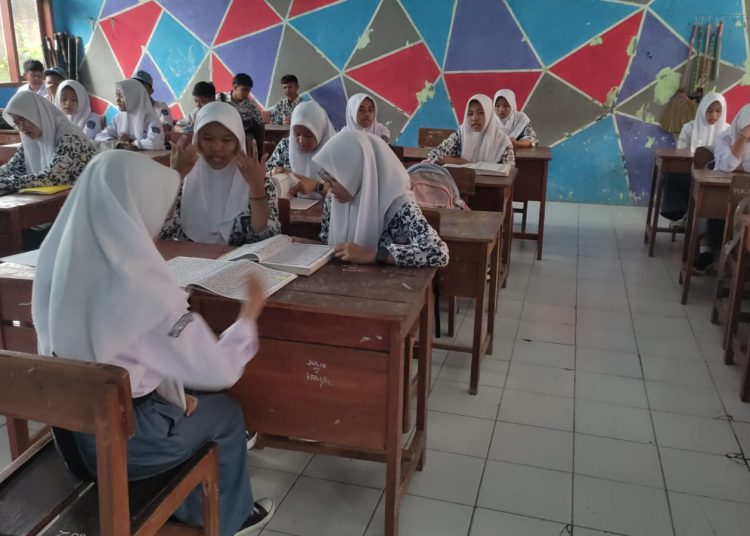 SISWA SMAN 1 Astanajapura mengikuti program pembiasaan mengaji sebelum kegiatan belajar mengajar  (KBM).* (Dok. Humas SMAN 1 Astanajapura)