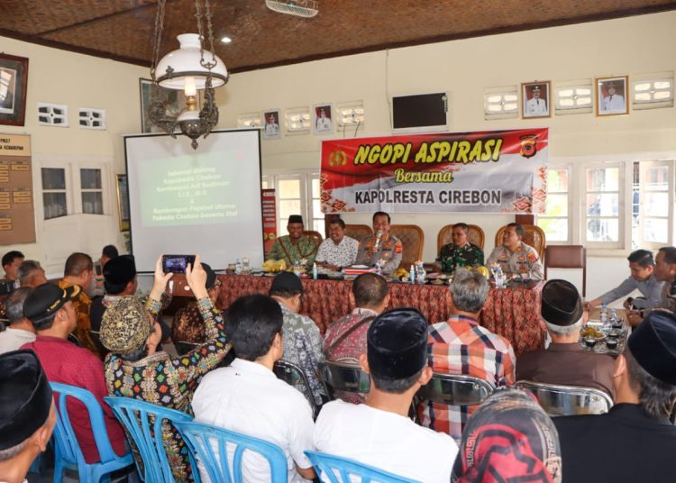 Kapolresta Cirebon, Kombes Pol Arif Budiman, dalam agenda Ngopi Aspirasi bersama sejumlah elemen di Desa Barepan, Kecamatan Plumbon, Kabupaten Cirebon, Jumat (4/8/2023).