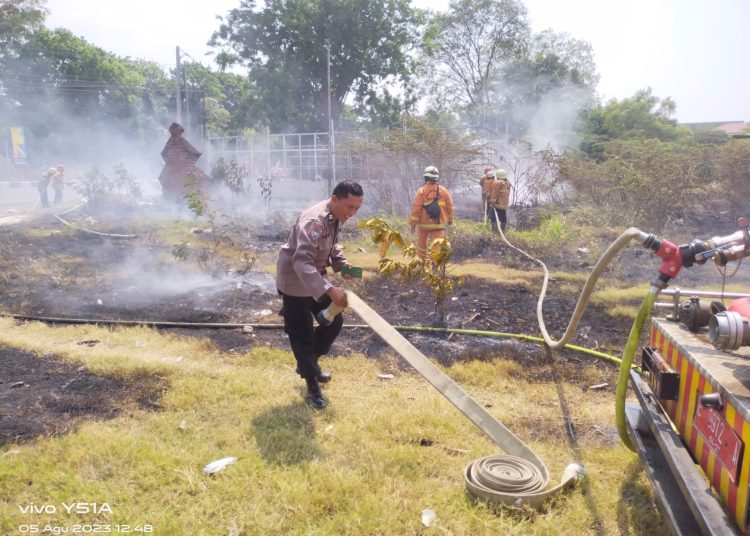 Petugas Damkar dan petugas kepolisian berjibaku memadamkan lahan eks-Pujagalana Goa Sunyaragi yang terbakar, Sabtu (5/8/2023).*/Doc-BPTAGS