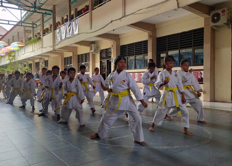 Sejumlah karateka tengah mengikuti sesi UKT yang digelar Inkai Kota Cirebon di halaman SMPN 2 Kota Cirebon.* Adhi/Etnologimedia