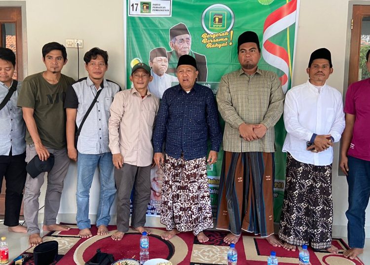 Muhammad Shofi bin Musthofa Aqil (Gus Shofy), Bacaleg DPR RI Dapil Jabar 8 dari PPP (ketiga dari kanan), saat kegiatan di Desa Japurabakti, Kecamatan Astanajapura, Kabupaten Cirebon, Senin (7/8/2023).