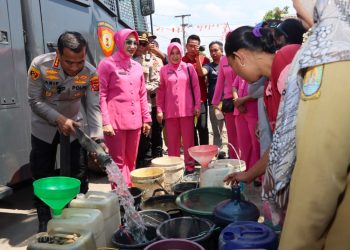 Kekeringan Meluas, Polresta Cirebon Salurkan Bantuan Air Bersih di Desa Slangit