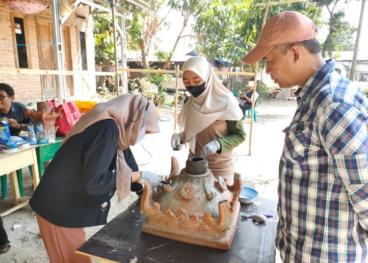 Tim Arkeolog membersihkan memolo Masjid Kuna Bondan yang sudah berusia ratusan tahun di desa Bondan Kecamatan Sukagumiwang Kabupaten Indramayu, Rabu (9/8/2023).*/dok-TACB Indramayu