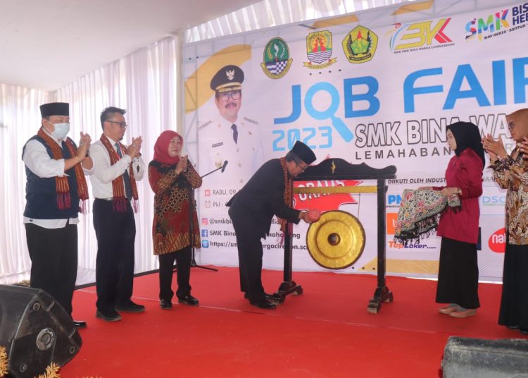 Bupati Cirebon Imron didampingi Kepala Disnaker Novi Herdrianto dan Jajaran saat membuka Bursa Lowongan Pekerjaan (Job Fair) di SMK Bina Warga Desa Cipeujeuh, Kecamatan Lemahabang, Kabupaten Cirebon, Kamis (10/8/2023). (Foto- Diskominfo Kabupaten Cirebon)