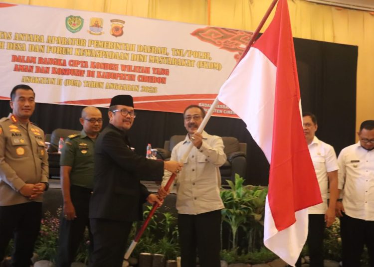 Forkopimda Kabupaten Cirebon saat meresmikan elemen yang terlibat di gelaran sinergitas antara Aparatur Pemerintah Daerah, TNI/Polri, Pemerintah Desa dalam FKDM di salahsatu hotel kawasan Kecamatan Kedawung, Rabu (9/8/2023).