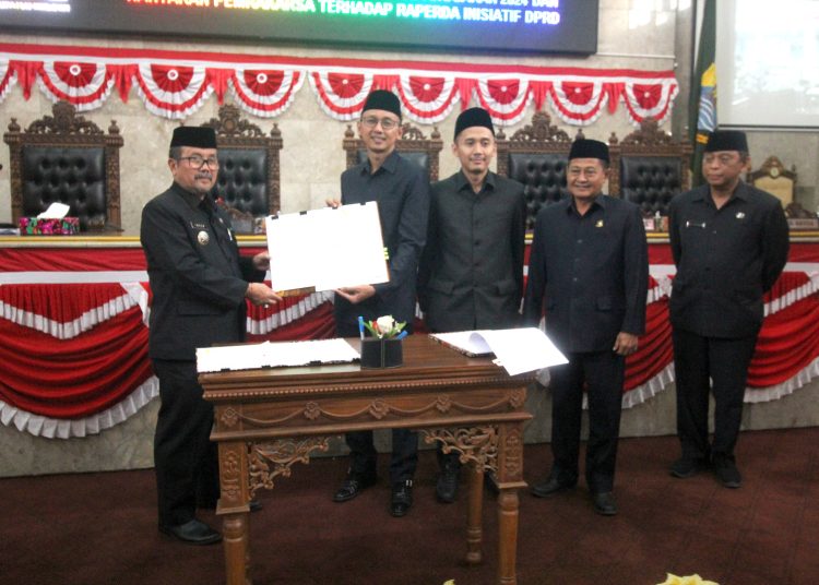 DPRD Kabupaten Cirebon bersama Bupati Cirebon, Imron (kanan) dan jajaran perangkat daerah usai penandatanganan nota kesepakatan dalam paripurna di DPRD setempat, Kamis (10/8/2023).