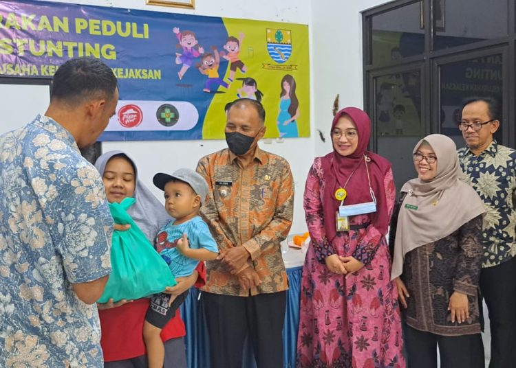 Penyerahan bantuan Gebyar Stunting Kelurahan Kejaksan bersama pelaku usaha kepada warga yang memiliki balita stunting di aula Kelurahan Kejaksan Kota Cirebon, Kamis (10/8/2023).* (Ryan Haryanto/EM)