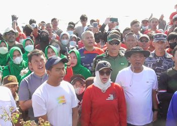 Wali Kota Cirebon Turun Bersihkan Pantai Kesenden, Ajak Warga Bersama Jaga Lingkungan