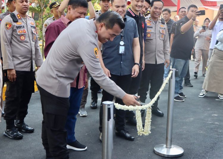 Kapolresta Cirebon, Kombes Arif Budiman beserta jajaran melakukan pemotongan pita usai peresmian gedung Propam di Mapolresta, Selasa (15/8/2023).