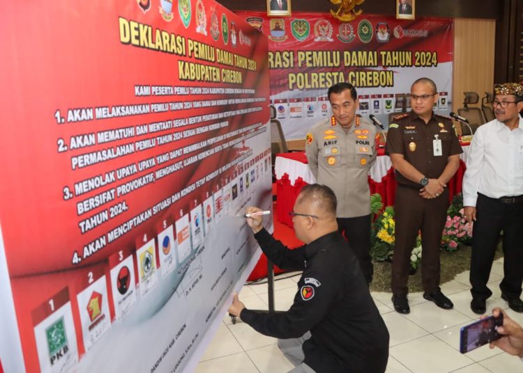 Sejumlah komponen yang terlibat dalam gelaran deklarasi Pemilu Damai saat menandatangani fakta integritas yang digagas Polresta Cirebon, Rabu (16/8/2023). (Humas Polresta Cirebon)