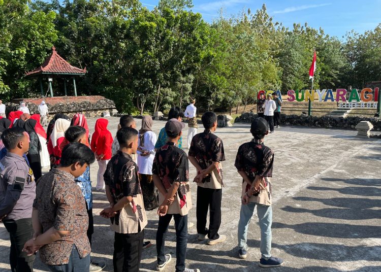 BPTAGS dan Warga Kelurahan Sunyaragi Kota Cirebon mengikuti upacara bendera di Taman Air Goa Sunyaragi, Kamis (17/8/2023).*/dok-BPTAGS