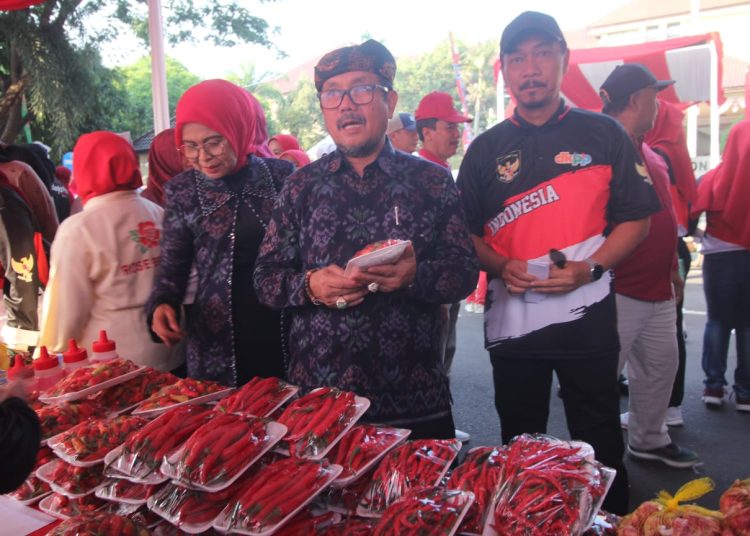 Bupati Cirebon, Imron didampingi Kepala DKPP,  Erus Rusmana, saat meninjau Gerakan Pangan Murah (GPM) tahun 2023, di halaman Kantor Bupati, Minggu (20/8/2023).