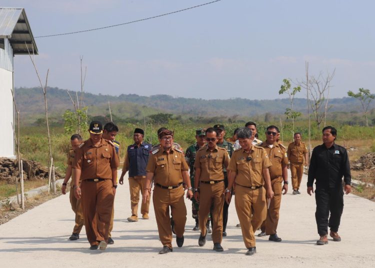 Bupati Cirebon, Imron, beserta jajaran saat meninjau TPA Kubangdeleg Karangwareng, yang siap beroperasi mulai September mendatang, Senin (21/8/2023).