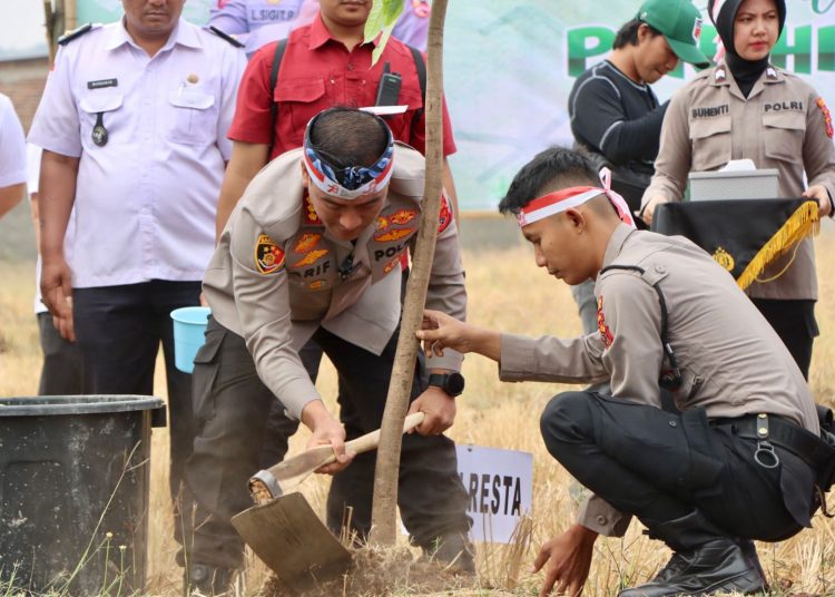 Kapolresta Cirebon, Kombes Arif Budiman, bersama sejumlah elemen saat menanam bibit pohon di Tanggul Sungai Desa Krandon, Kecamatan Talun, Kabupaten Cirebon, Rabu (23/8/2023).