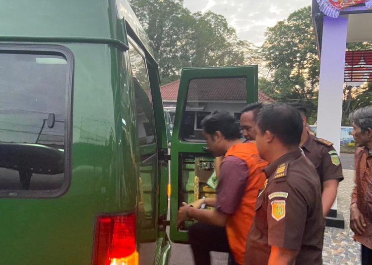 Tersangka kasus penggelapan pajak desa saat hendak dimasukan ke mobil tahanan Kejaksaan Negeri Kabupaten Cirebon, Rabu (23/8/2023).