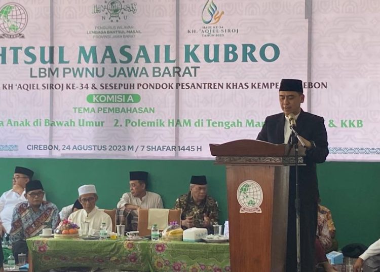 Wakil Menteri Agama RI, Saiful Rahmat, saat sambutan dalam Bahtsul Masail Kubro yang digelar LBM PWNU Jabar,  di Masjid Al-Jadid Ponpes KHAS Kempek Kabupaten Cirebon, Kamis (24/8/2023).