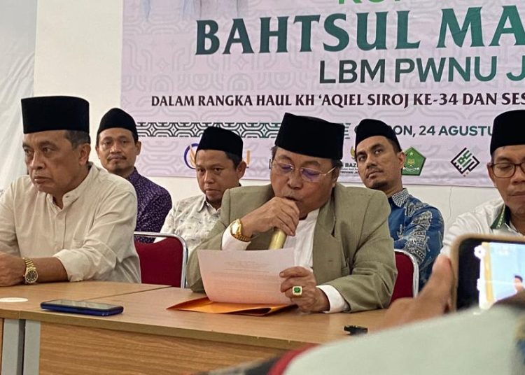 Pengasuh Pondok Pesantren (Pones) KHAS Kempek Cirebon, KH Mustofa Aqiel, dalam Bahtsul Masail (BM) Kubro yang digelar Lembaga Bahtsul Masail (LBM) Pengurus Wilayah Nahdlatul Ulama (PWNU) Jawa Barat (Jabar), di Ponpes KHAS Kempek Kabupaten Cirebon, Kamis (24/8/2023). (Foto- Humas LBM PWNU Jabar)