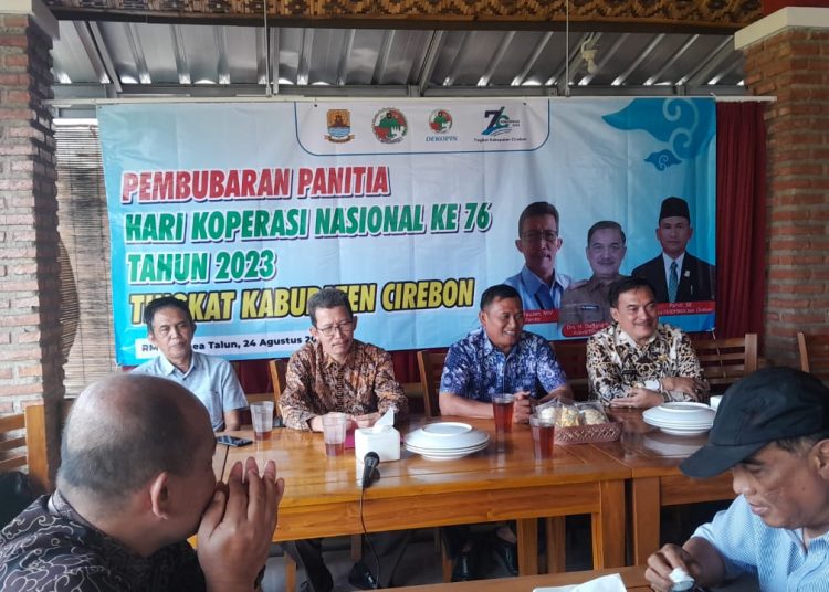 Jajaran pengurus Harkopnas ke- 76 Tingkat Kabupaten Cirebon saat melakukan rapat pembubaran panitia yang melibatkan berbagai elemen. (foto: ist)