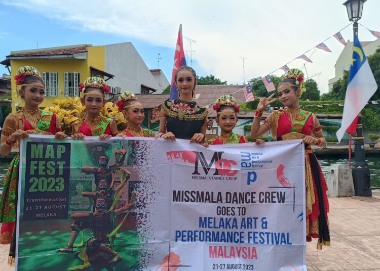 Sanggar Missmala Dance Crew tampil di Melaka Malaysia, Minggu (27/8/2023).*/dok-missmala