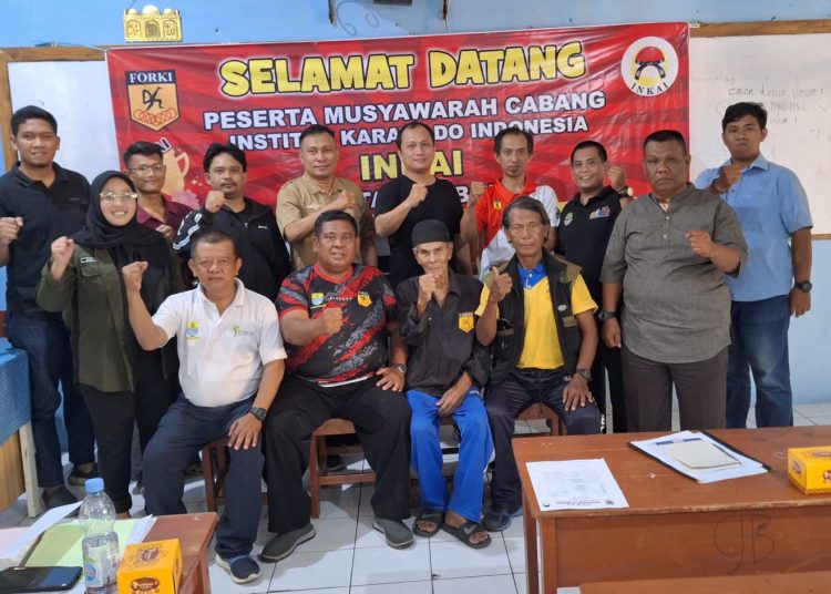 PESERTA Muscab Inkai Kota Cirebon berfoto bersama di SMPN 2 Kota Cirebon, Minggu (27/8/2023).* Ryan/Etnologimedia