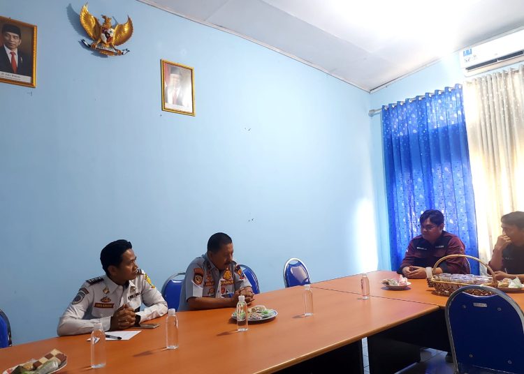 Dishub Kabupaten Cirebon saat merima sejumlah Mahasiswa dari Universitas Muhammadiyah Cirebon (UMC) soal maraknya sepeda listrik di wilayahnya, di kantor Dishub setempat, Senin (28/8/2023).