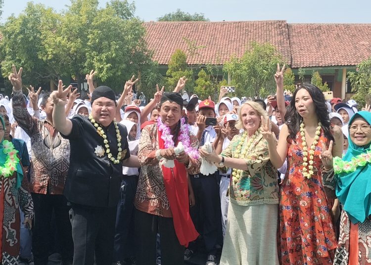 Kepala SMPN 1 Talun Sunarto bersama Founder Vision of Peace Initiative Princess Cheryl Helpern menerbangkan burung merpati sebagai simbol perdamaian dunia di lapangan SMPN 1 Talun, Rabu (2/8/2023).*/Ryan Haryanto