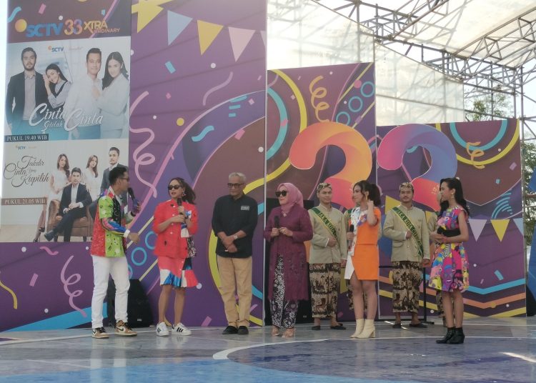 Wakil Wali Kota Cirebon, Hj. Eti Herawati hadir dalam kemeriahan Karnaval SCTV di Grage City Mall Kota Cirebon, Sabtu (12/8/2023).*/Ryan Haryanto