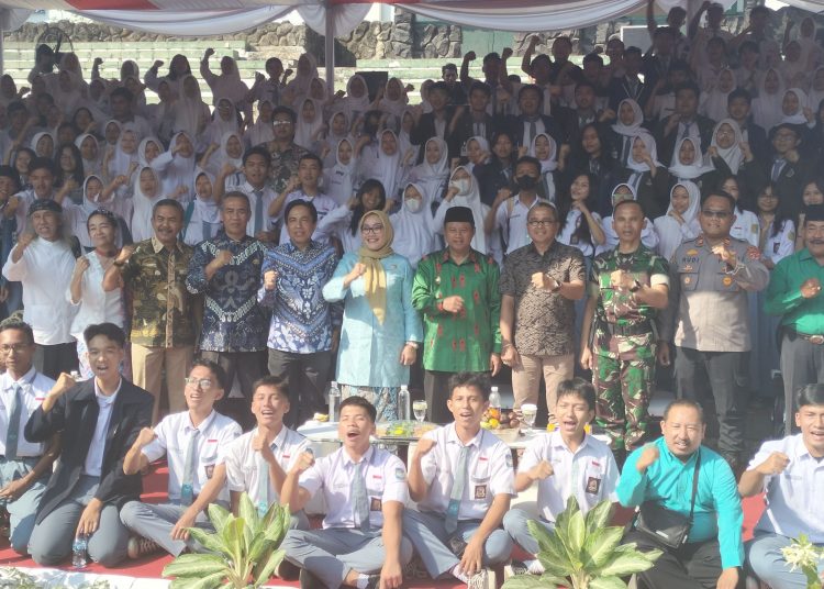 Foto bersama dalam acara Dialog Penguatan Nilai Budaya Lokal Riksa Budaya Jabar 2023 di Taman Air Goa Sunyaragi Cirebon, Selasa (15/8/2023).*/Ryan Haryanto