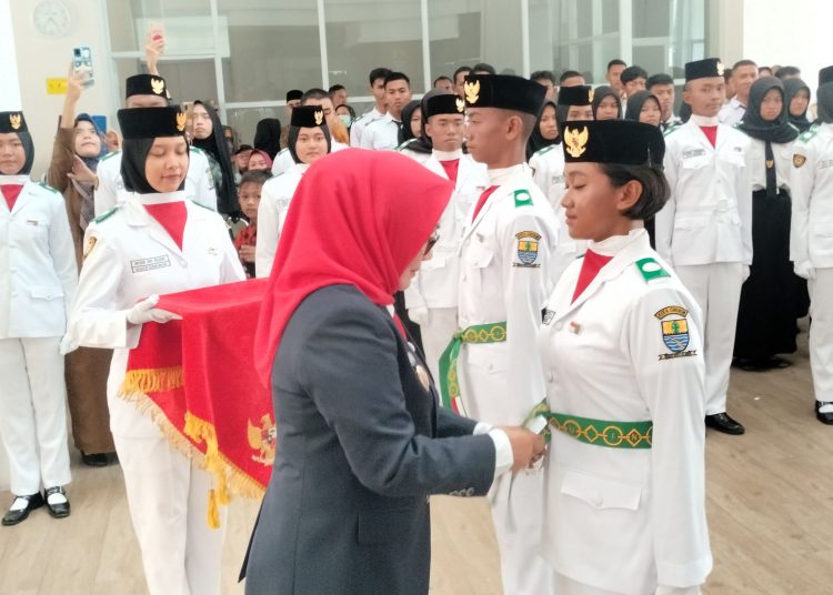 Wakil Wali Kota, Hj. Eti Herawati mengukuhkan Paskibraka Kota Cirebon Tahun 2023 di Gedung Setda Kota Cirebon, Selasa (15/8/2023).*/Ryan Haryanto