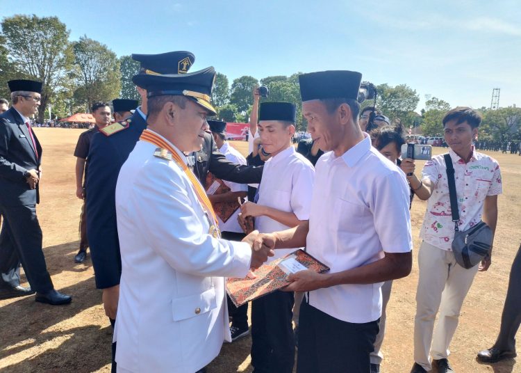 Wali Kota Cirebon, H. Nasrudin Azis menyerahkan remisi kepada warga binaan Lapas Klas 1 Kesambi di HUT Kemerdekaan ke-78 RI di Stadion Madya Bima Kota Cirebon, Kamis (17/8/2023).*/Ryan Haryanto