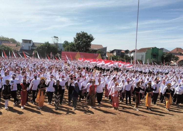 5.000 siswa SMP Kota Cirebon meriahkan HUT Kemerdekaan ke-78 RI di Lapangan Madya Stadion Bima Kota Cirebon, Kamis (17/8/2023).*/Ryan Haryanto