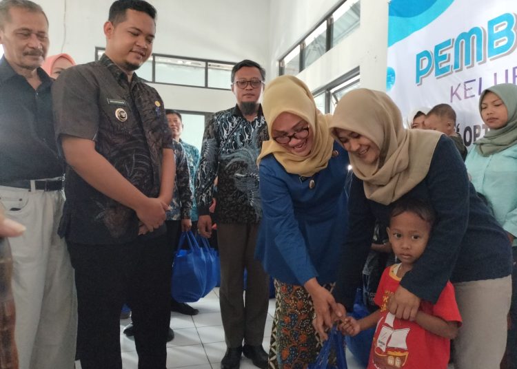 Wakil Wali Kota Cirebon, Hj. Eti Herawati menyerahkan bantuan pemberian makanan tambahan program stunting di Kelurahan Sunyaragi, Kamis (24/8/2023).*/Ryan Haryanto