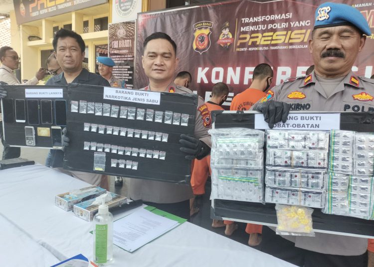 Waka Polres Cirebon Kota, Kompol Ahmat Troy Aprio (tengah) didampingi Kasat Narkoba, AKP Ma'ruf Murdianto (kiri), Kasi Propam, IPTU Sukirno (kanan) menunjukkan barangbukti narkoba hasil sitaan dari para tersangka di Mapolres Ciko, Kamis (24/8/2023).*/Ryan Haryanto