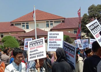 Demo di Kantor Bupati, Massa FGCAA Larang Rocky Gerung Datang ke Cirebon