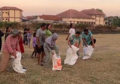 Lomba balap karung ibu-ibu di Kampung Baru Kelurahan Kesenden Kecamatan Kejaksan Kota Cirebon, Kamis (17/8/2023).*/dok-warga