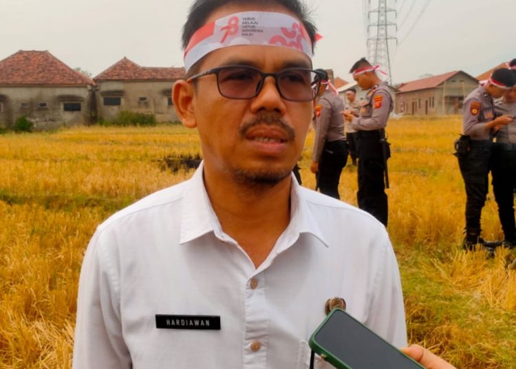 Kepala Dinas Lingkungan Hidup (DLH) Kabupaten Cirebon, Iwan Ridwan Hardiawan, saat hadir di kegiatan penanaman pohon yang digagas Polresta Cirebon di Desa Krandon, Kecamatan Talun, Kabupaten Cirebon, Rabu (23/8/2023).