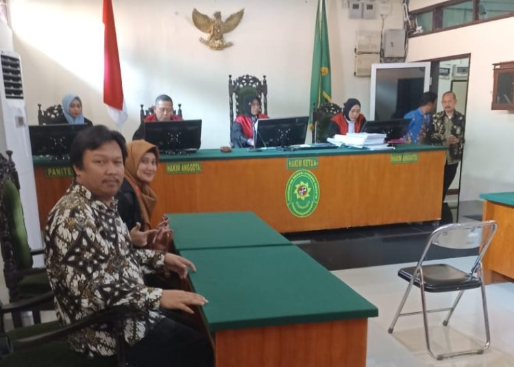 MAPS Lawyers Indonesia, Nurita, S.H., menjalani sidang pengajuan penyitaan aset oknum Penyalur TKI di ruang sidang Pengadilan Negeri Kota Cirebon, Kamis (24/8/2023).*/Ryan Haryanto