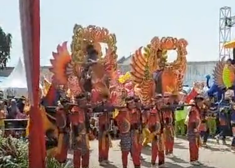 Penampilan seni Buroq dalam acara Riksa Budaya Jawa Barat 2023 di alun-alun Lemahabang Kecamatan Lemahabang Kabupaten Cirebon, Minggu (27/8/2023).*/Ryan Haryanto