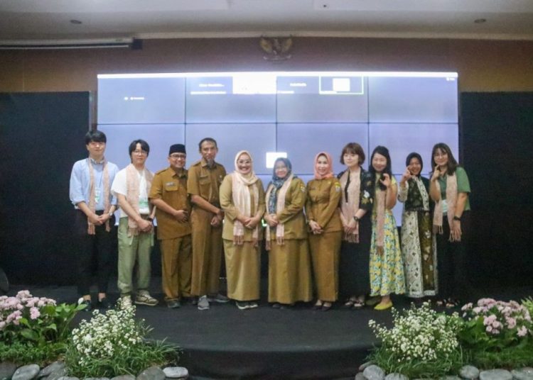 Foto bersama Wakil Wali Kota Cirebon, Hj. Eti Herawati bersama KACES, Kepala Dinas Pendidikan dan Kepala DP3APPKB di aula Kantor Dinas Pendidikan, Selasa (1/8/2023).*/Humas Pemkot Cirebon