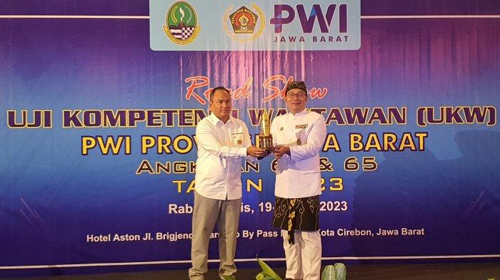 Gubernur Jawa Barat, Ridwan Kamil (kanan) dan Ketua PWI Jawa Barat Hilman Hidayat, dalam kesempatan UKW di Cirebon. (Foto : PWI Jabar)