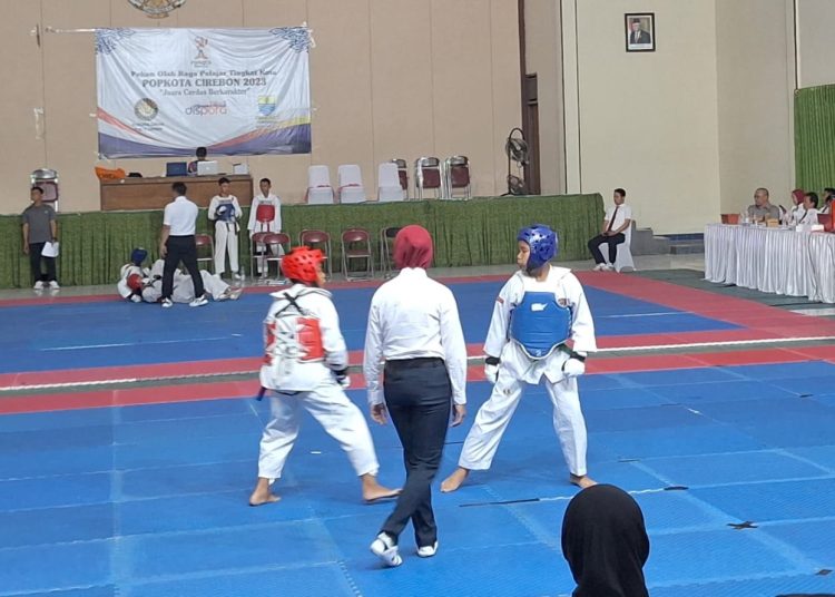 Salah satu pertandingan cabang taekwondo di Popkota Cirebon 2023 yang berlangsung di Gedung Kopri, Kota Cirebon, Sabtu (2/9/2023).*/Ryan Haryanto