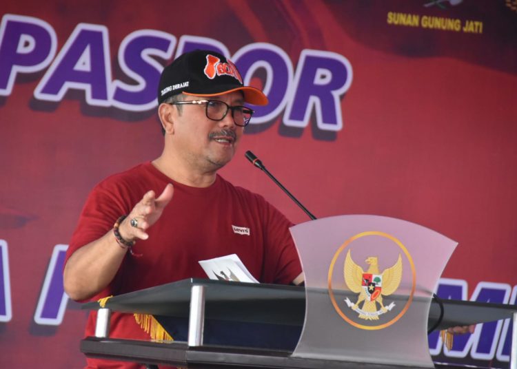 Bupati Cirebon, Imron, saat memberikan sambutan dal launching pelayanan pembuatan Elektronik Paspor (e-Paspor) di Kantor Imigrasi Cirebon. (foto-Humas Pemkab Cirebon)