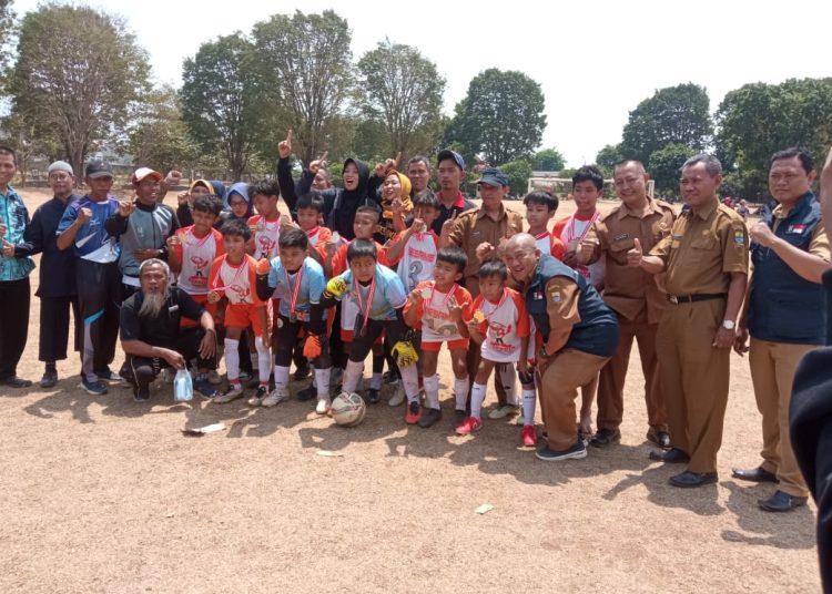 Foto bersama salahsatu tim sepakbola yang lolos ke babak final Popkota Cirebon 2023, Senin (4/9/2023).*/dok-Dispora Kota Cirebon