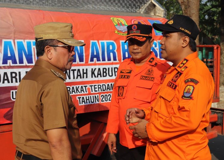 Bupati Cirebon, Imron, saat mengecek armada pemasok air untuk didistribusikan ke sejumlah desa yang terdampak kekeringan di Kantor BPBD Kabupaten Cirebon, Senin (4/9/2023).