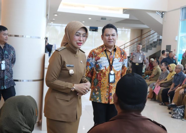 Wakil Bupati Cirebon, Wahyu Tjiptaningsih, didampingi Kepala Bank BJB Cabang Sumber, Taupan Selamat Wibawasaat menghadiri Hari Pelanggan Nasional (Harpelnas) di kantor Bank BJB Cabang Sumber, Kecamatan Sumber, Kabupaten Cirebon, Selasa (5/9/2023).